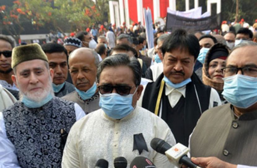 কেন্দ্রীয় শহীদ মিনারে ভাষা শহীদদের প্রতি শ্রদ্ধা নিবেদন করেন প্রধান বিচারপতি  (ছবি: সংগৃহীত)