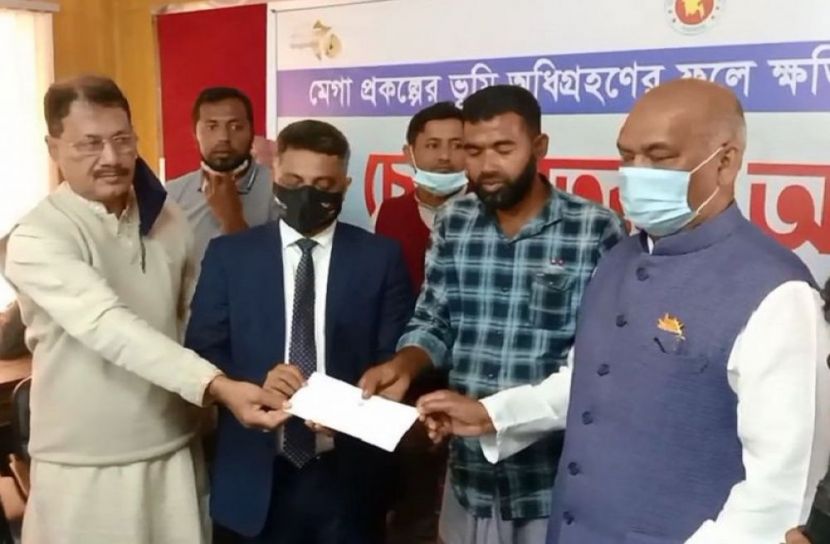 পটুয়াখালীতে চার কোটি টাকার চেক বিতরণ