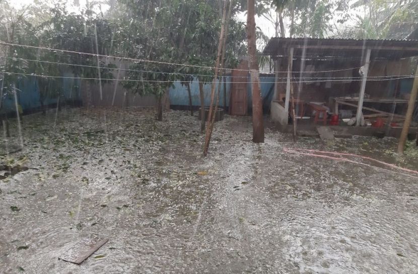 ঠাকুরগাঁওয়ে শিলাবৃষ্টিতে ফুটো হয়ে গেছে ঘরের টিন