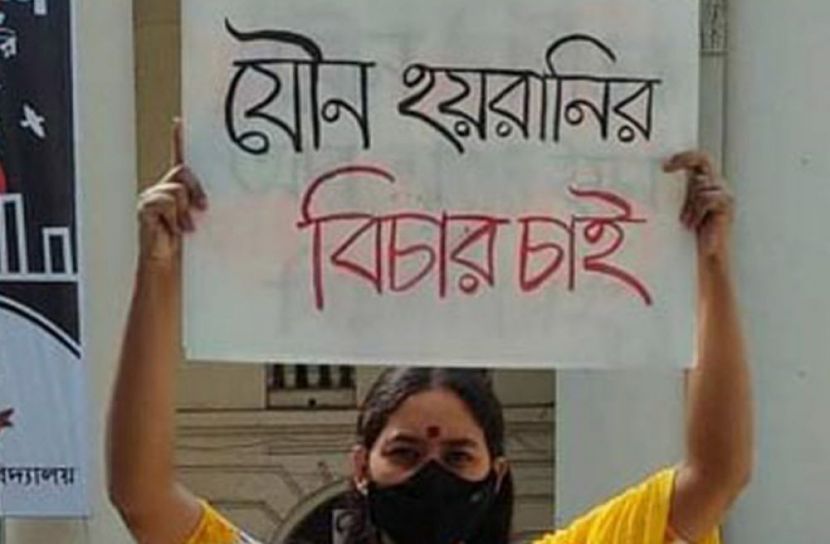 শহীদ মিনার প্রাঙ্গণে একাই প্ল্যাকার্ড নিয়ে এ ঘটনায় সুষ্ঠু বিচার দাবি করেন ওই ছাত্রী (ছবি: সংগৃহীত)
