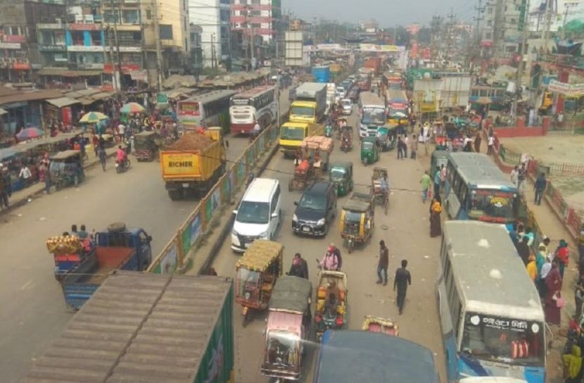 মহাসড়কে দাপিয়ে বেড়াচ্ছে অবৈধ অটোরিক্সা