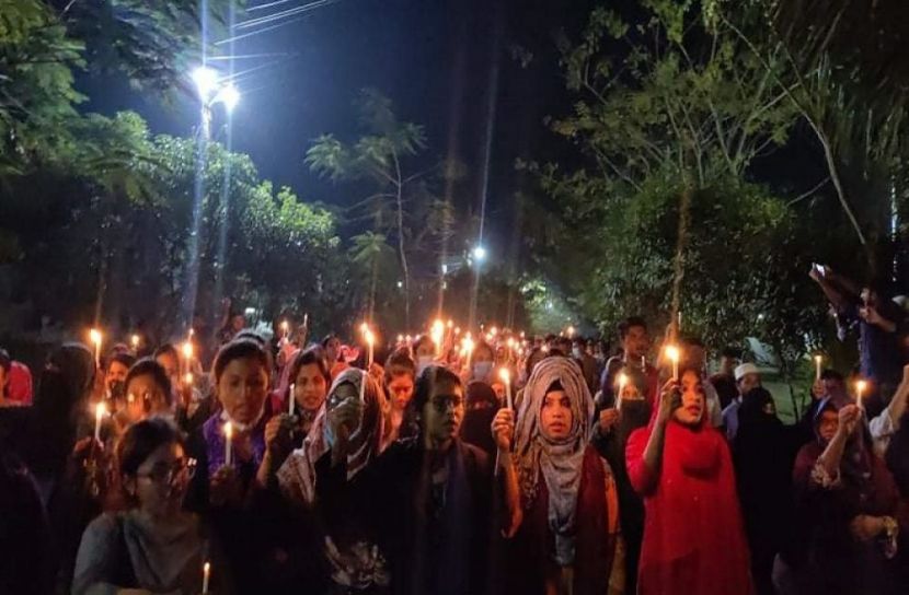 মোমবাতি জ্বালিয়ে বশেমুরবিপ্রবি শিক্ষার্থীদের মৌন প্রতিবাদ