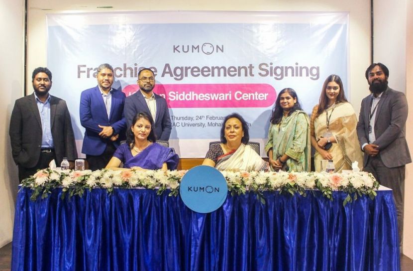 বাম দিক থেকে, ব্র্যাক কুমন সিদ্ধেশ্বরী সেন্টারের ইন্সট্রাক্টর আশ্রাফু।ন্নেসা আঁচল ও ব্র্যাক কুমন লিমিটেডের ম্যানেজিং ডিরেক্টর লেডি সৈয়দা সারওয়াত আবেদ