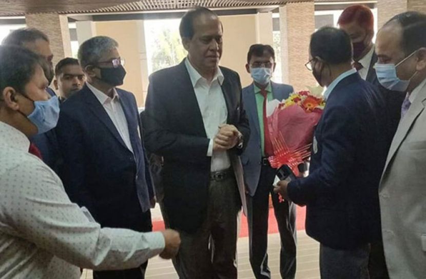 কর্মকর্তারা নির্বাচন ভবনের নিচে তাদের ফুল দিয়ে বরণ করে নেন (ছবি: সংগৃহীত)