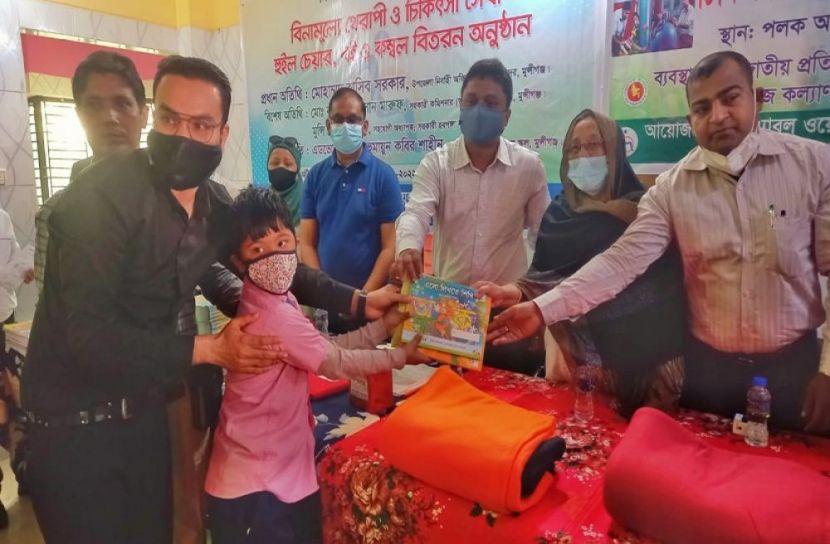 মুন্সীগঞ্জে পলক অটিজম স্কুলে হুইলচেয়ার-কম্বল বিতরণ