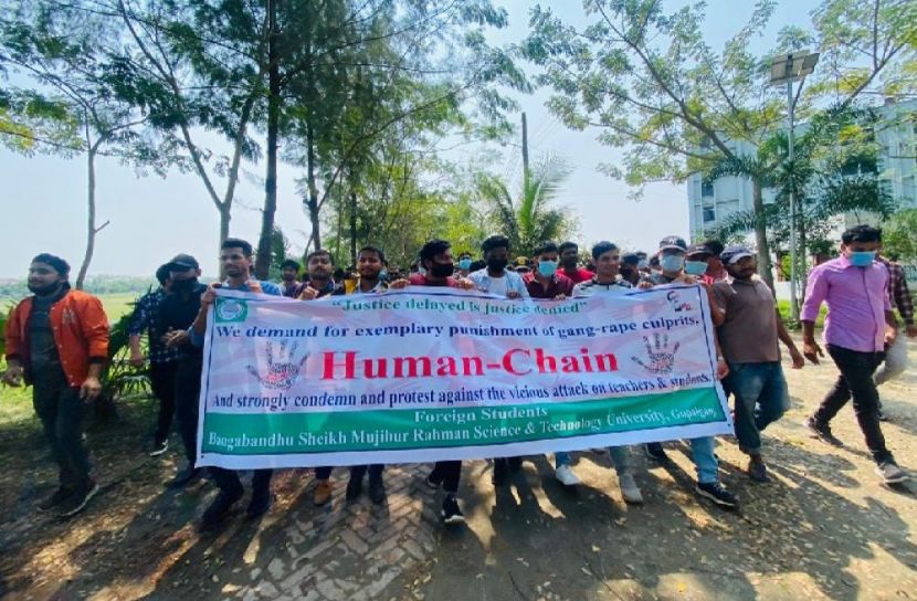 বশেমুরবিপ্রবিতে বিদেশি শিক্ষার্থীদের বিক্ষোভ মিছিল