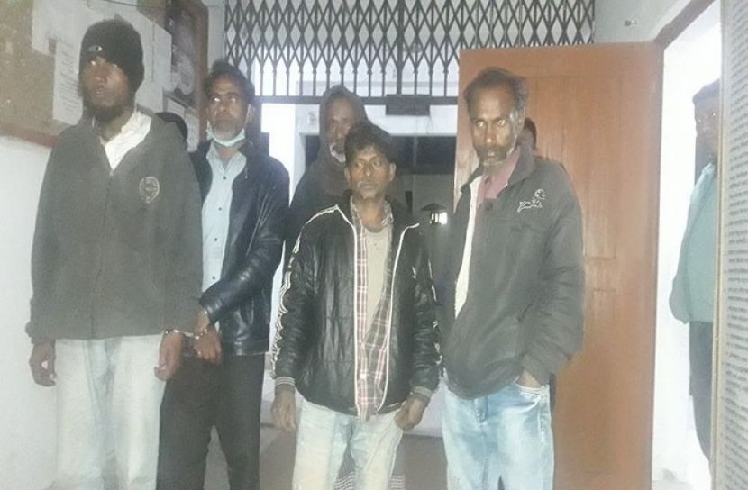 সৈয়দপুরে ছয় মাদক ব্যবসায়ীকে পুলিশে দিল এলাকাবাসী
