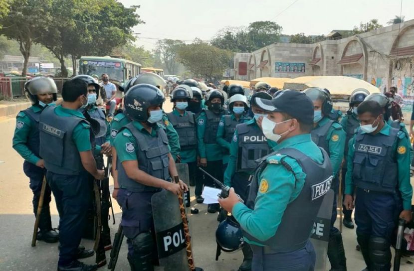 আন্দোলনকারী শিক্ষার্থীদের সরিয়েছে পুলিশ