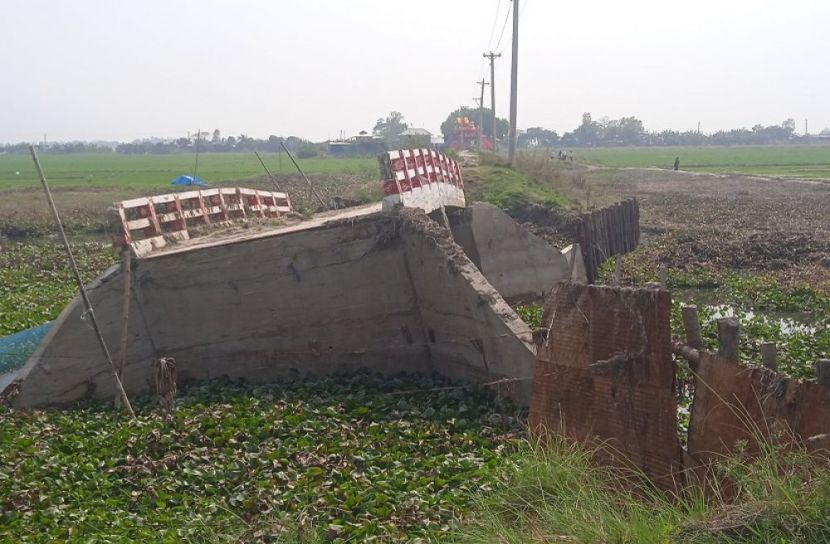 উদ্বোধনের আগেই ভেঙ্গে সেতু কাত