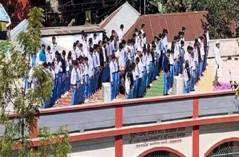 পড়ালেখার সঙ্গে নামাজও শেখানো হয় বিদ্যালয়ে