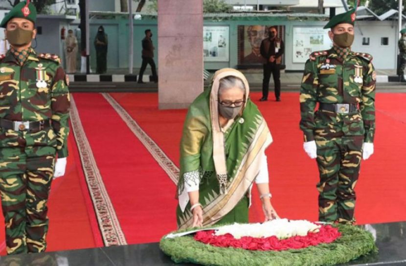বঙ্গবন্ধু শেখ মুজিবুর রহমানের প্রতিকৃতিতে শ্রদ্ধা নিবেদন করেছেন প্রধানমন্ত্রী (ছবি: সংগৃহীত)