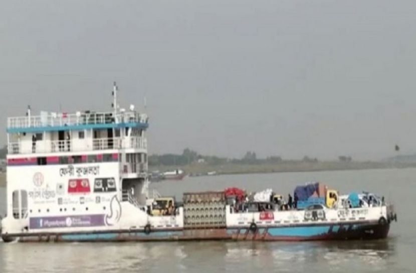 পদ্মানদীতে নাব্যতা সংকট-শিমুলিয়া- বাংলা বাজার নৌ রুটে ফেরি সংকট : দুর্ভোগে যাত্রীরা