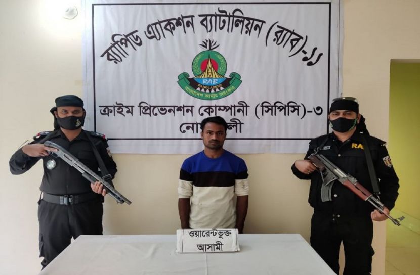 নোয়াখালীর বেগমগঞ্জে  পলাতক আসামিকে গ্রেফতার করেছে র‍্যাব-১১। সবুজ ওরফে কোটকা সবুজ (২৭)