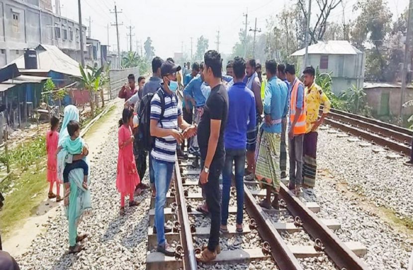 ট্রেনে কাটা পড়ে ৩ স্কুলছাত্রী নিহত
