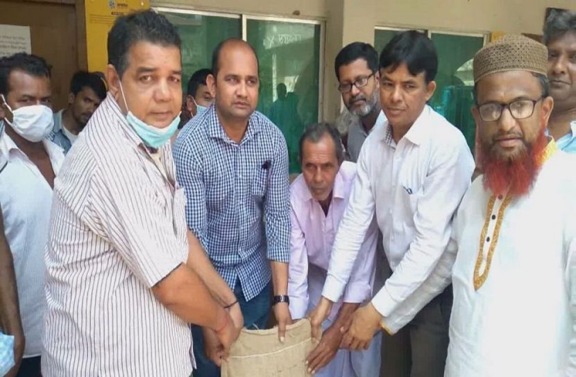 মাদারীপুরে জাটকা আহরণে বিরত জেলেদের মাঝে খাদ্য শস্য বিতরণ