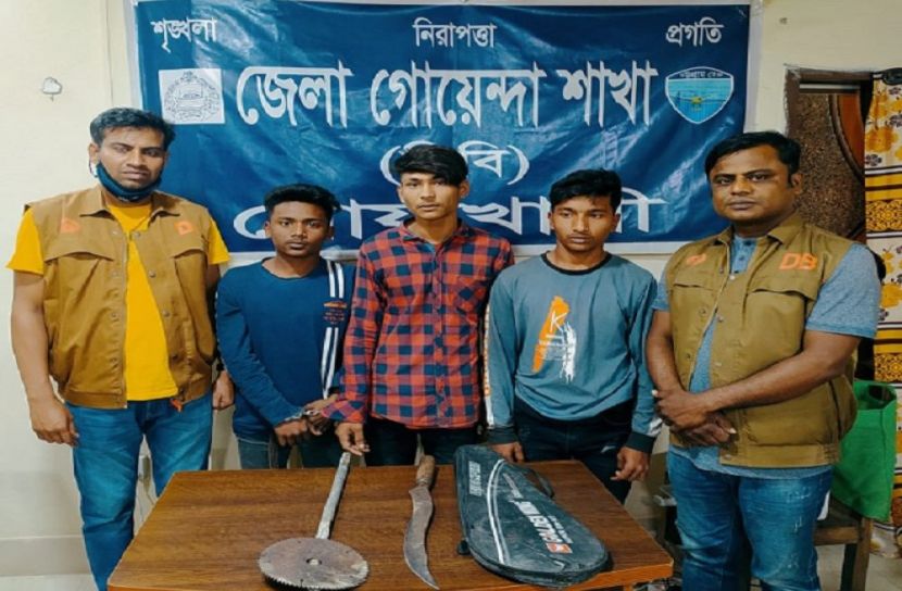 দেশীয় অস্ত্রসহ কিশোর গ্যাংয়ের ৩ সদস্য আটক