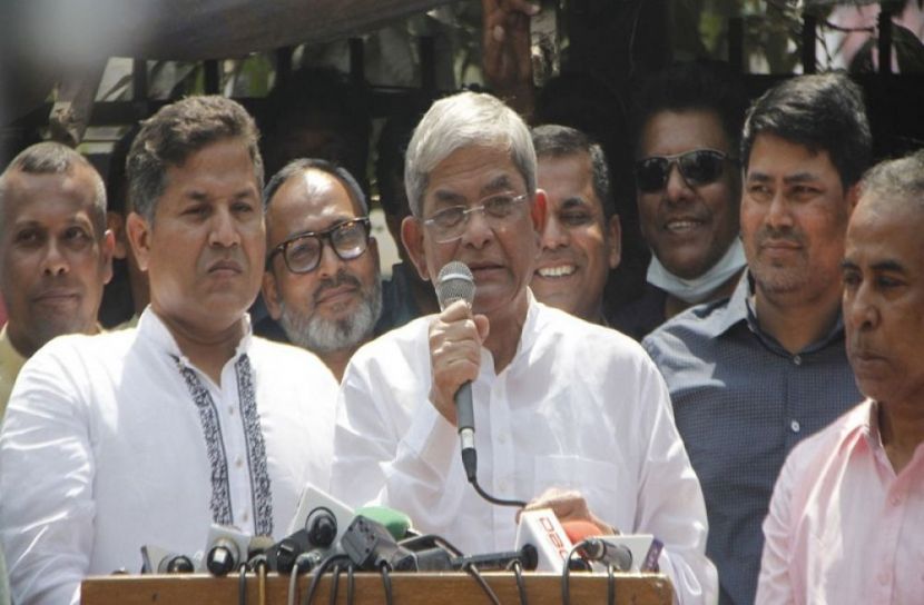 মধ্যবিত্ত মানুষ অসহায় হয়ে পড়েছে