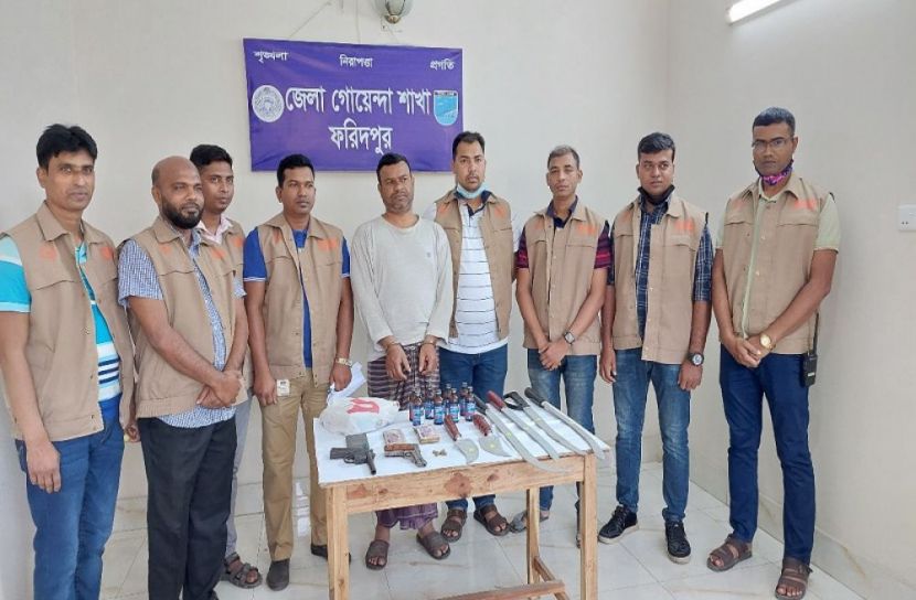 ফরিদপুরে অস্ত্র ও মাদকসহ আটক ২