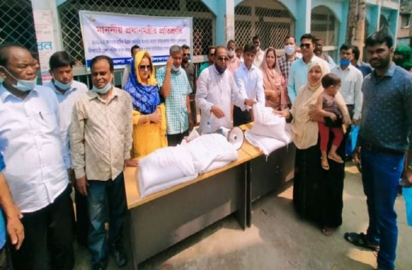 নীলফামারীতে জেলা পরিষদের ত্রাণ বিতরণ