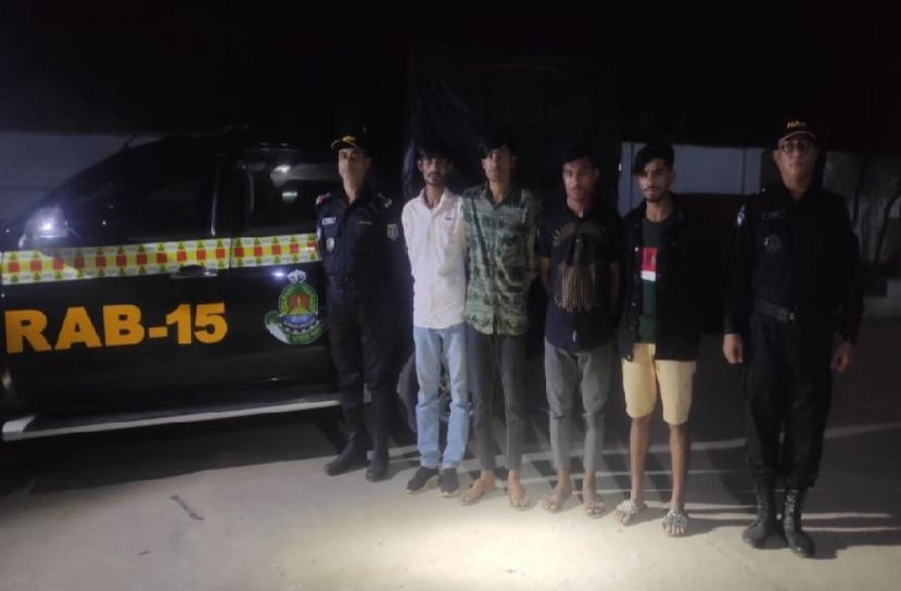 কক্সবাজারে ৪ ছিনতাইকারী আটক