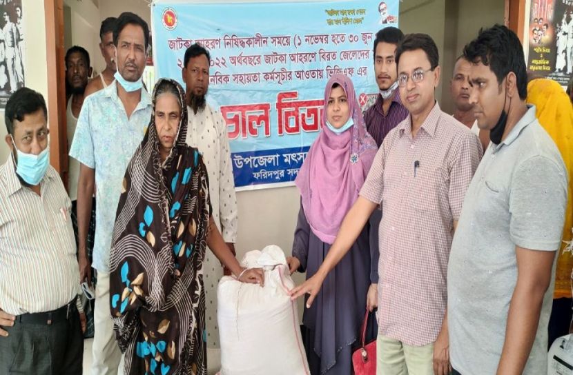 মানবিক সহায়তা কর্মসূচির চাল বিতরণ
