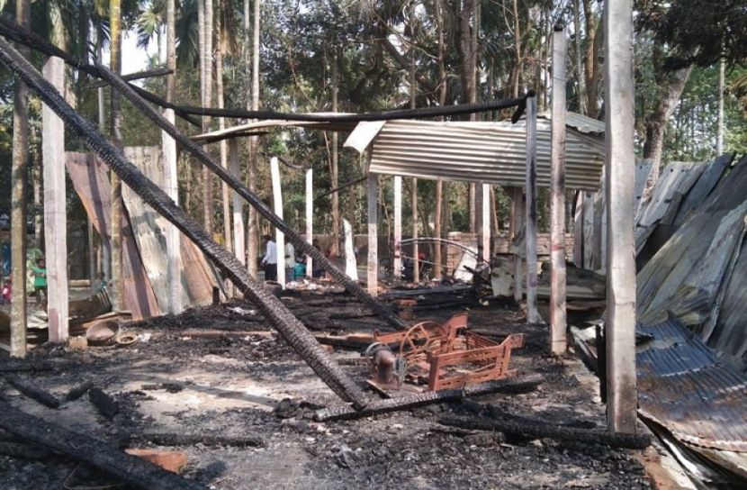 পঞ্চগড়ে আগুনে পুড়ে ছাই মোয়জ্জিনের বাড়ি 