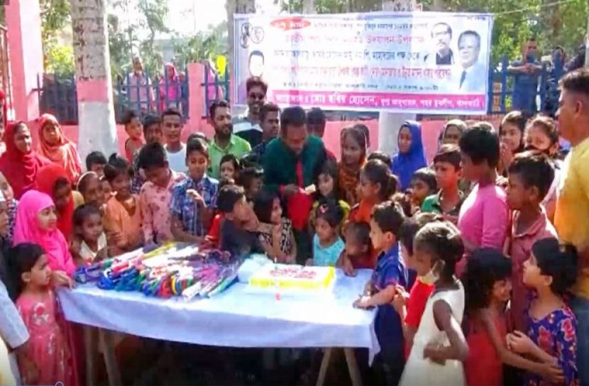বঙ্গবন্ধুর জন্মদিনে সুবিধা বঞ্চিত শিশুকে ছাতা উপহার