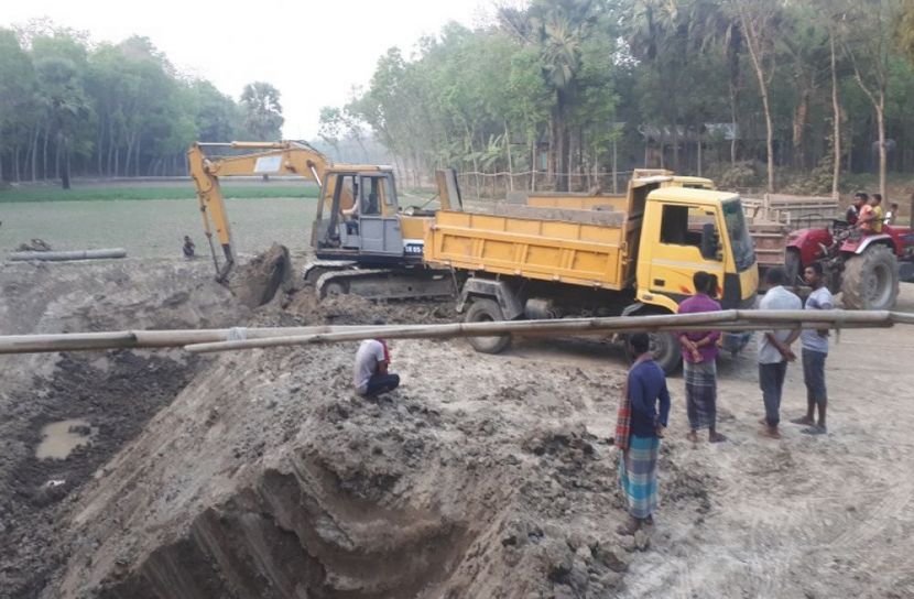 বোয়ালমারীতে মাটি কাটার মহাউৎসব, প্রশাসন নিবর 