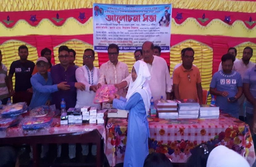 বোয়ালমারীতে বঙ্গবন্ধুর জন্মবার্ষিকীতে শিক্ষা উপকরণ পেল শিক্ষার্থীরা
