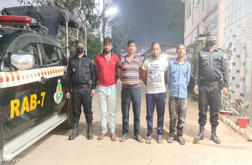 ১০৫ কেজি গাঁজাসহ ৪ মাদক কারবারি আটক