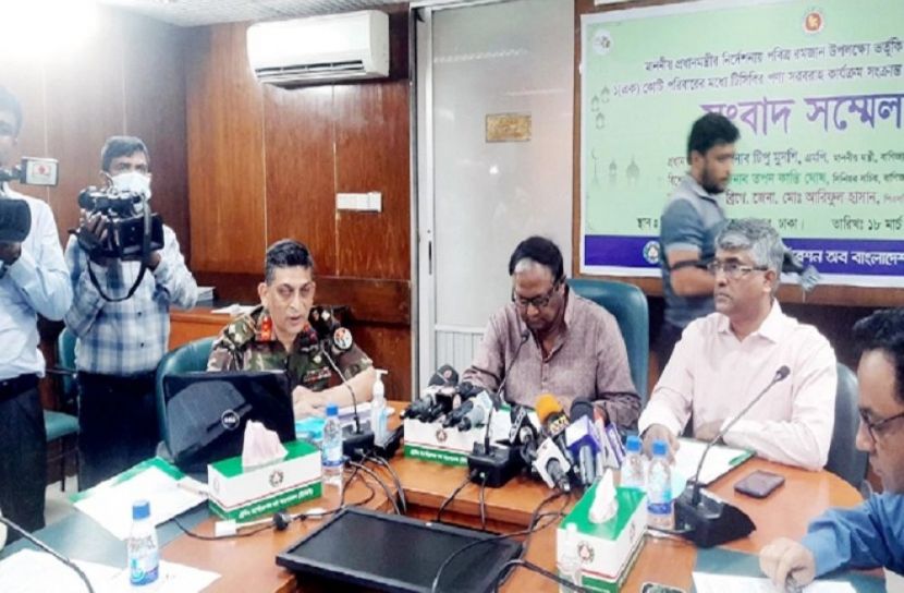 ১ কোটি পরিবার পাবে টিসিবির পণ্য। টিসিবির চেয়ারম্যান ব্রিগেডিয়ার জেনারেল মো. আরিফুল হাসান-বাণিজ্যমন্ত্রী টিপু মুনশি-বাণিজ্যসচিব তপন কান্তি ঘোষ
