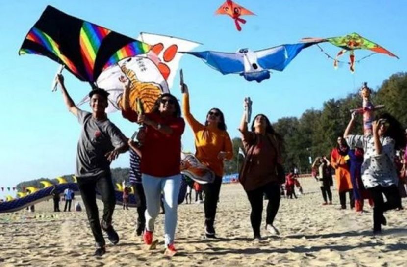 কক্সবাজার সৈকতে পর্যটকের ভিড় (ছবি: সংগৃহীত)