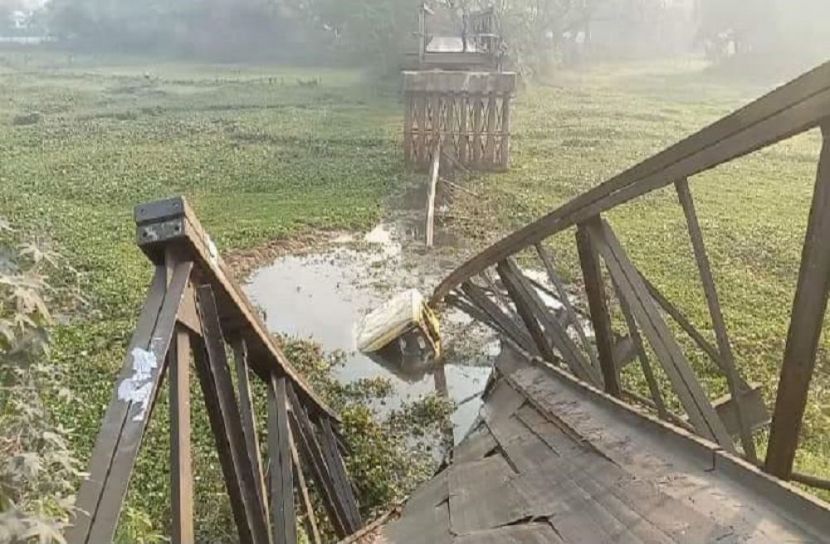 মুন্সীগঞ্জে ট্রাক নিয়ে ভেঙে পড়েছে বেইলি সেতু
