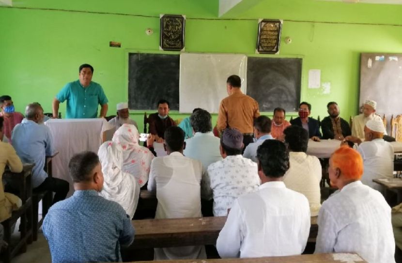 সোনাইমুড়ীতে মাদ্রাসার শ্রেণি কক্ষে আ’লীগের বর্ধিত সভা