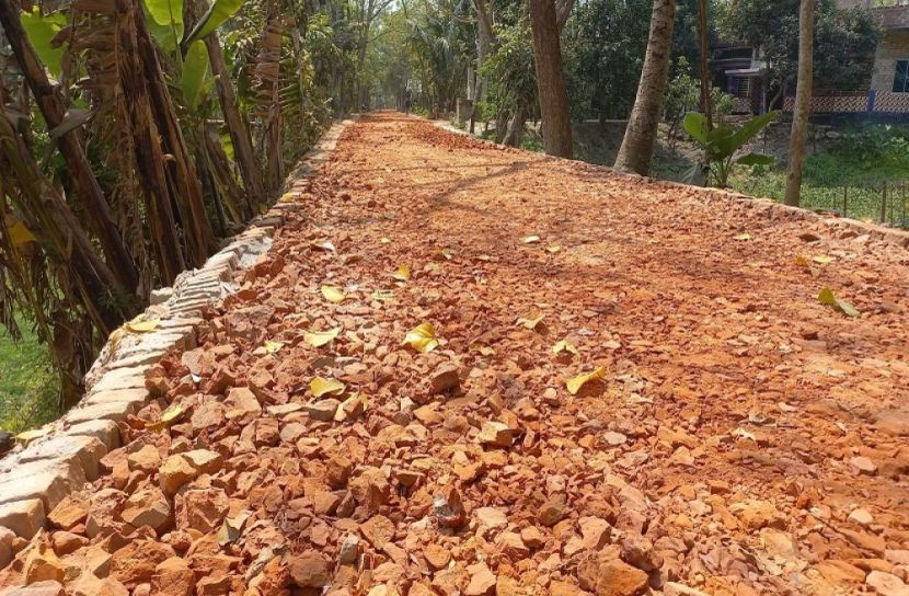 মাদারীপুরে সড়ক সংস্কারে নিম্নমানের সামগ্রী ব্যবহার!
