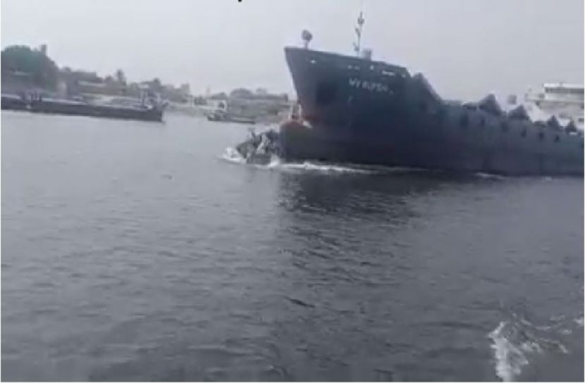 শীতলক্ষ্যা নদীতে যাত্রীবাহী লঞ্চডুবি