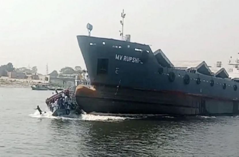 শীতলক্ষ্যায় লঞ্চে ধাক্কা: কার্গো আটক