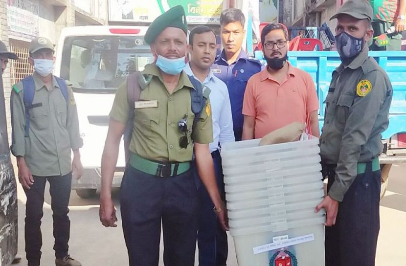 লালমোহনে ভোট কেন্দ্রে যাচ্ছে নির্বাচনী সরঞ্জাম