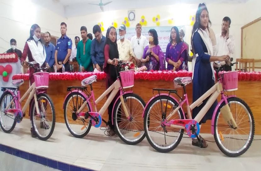 মধুখালীতে সাইকেল, শিক্ষাবৃত্তি ও সুবর্ণ কার্ড বিতরণ