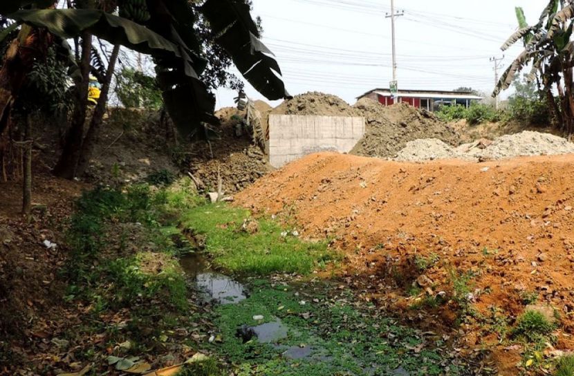 ভালুকায় পাকা ব্রিজ বন্ধ করে খাল ভরাট করার অভিযোগ