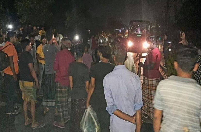 ছিনতাইকারীদের হাত থেকে রক্ষার দাবিতে সড়ক অবরোধ