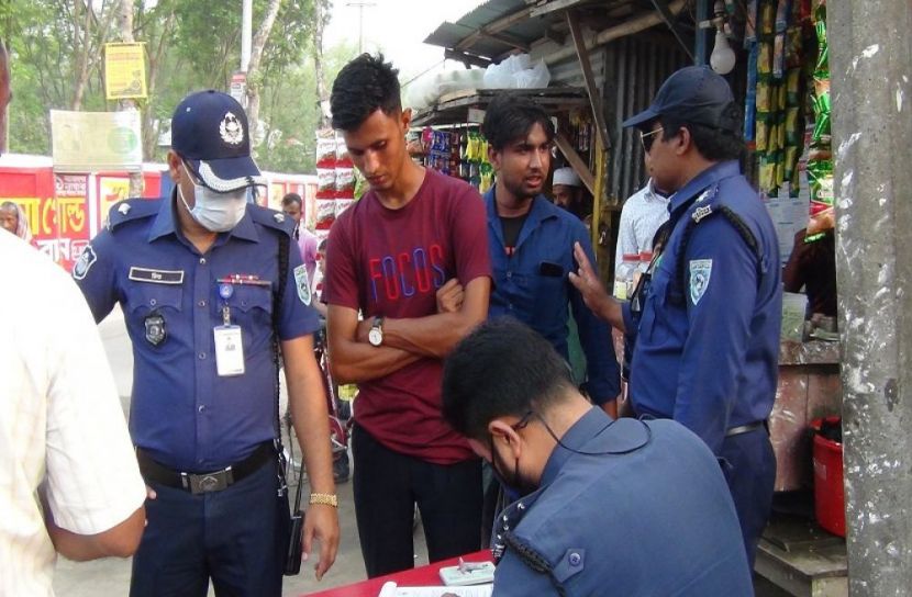ঠাকুরগাঁওয়ে ট্রাফিক আইন জোরদার করতে পুলিশ এখন রাস্তায়