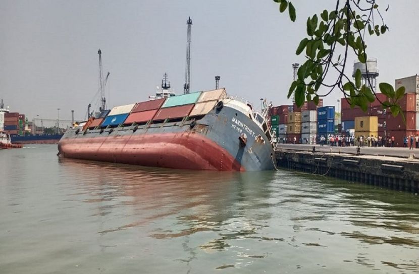 কলকাতায় ডুবল বাংলাদেশি জাহাজ এমভি মেরিন ট্রাস্ট ওয়ান