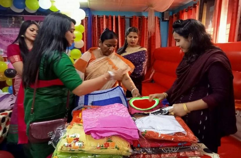 ঠাকুরগাঁওয়ে সফল নারীরা পেলেন সম্মাননা ক্রেস্ট