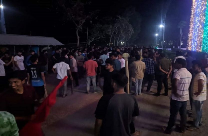 ইবি শিক্ষার্থীদের উপর স্থানীয়দের হামলা, আহত ২০