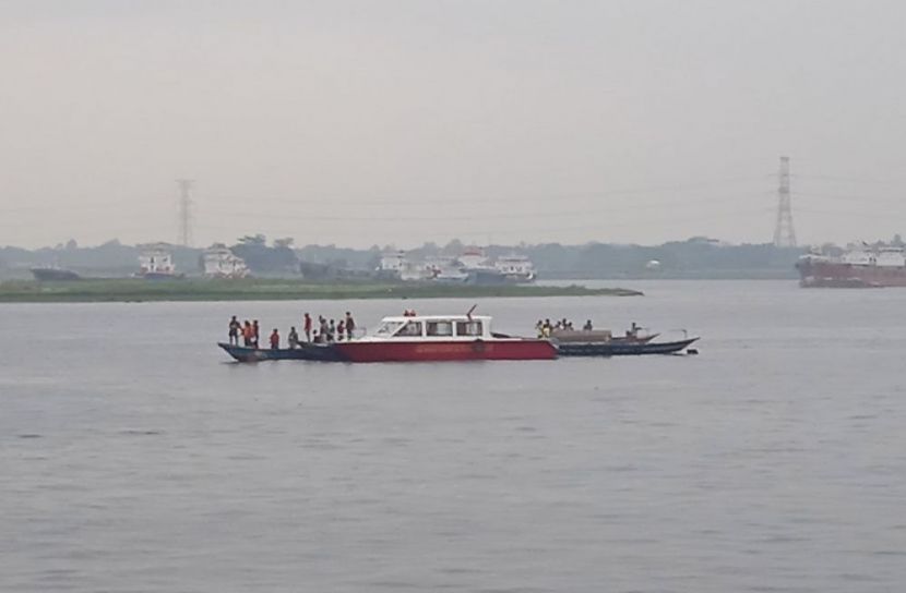 ধলেশ্বরীতে লঞ্চের ধাক্কায় বাল্কহেড ডুবি, নিখোঁজ ২