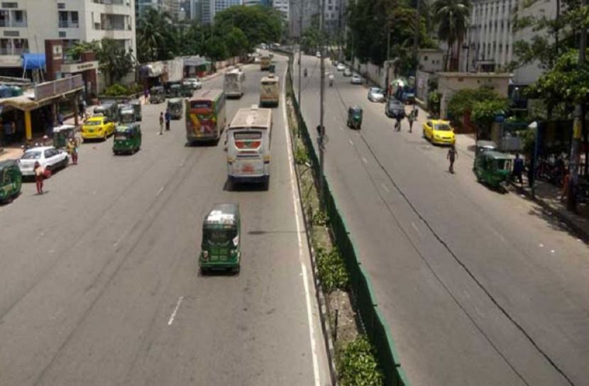 ছুটির দিনে ফাঁকা শহরের পথঘাট