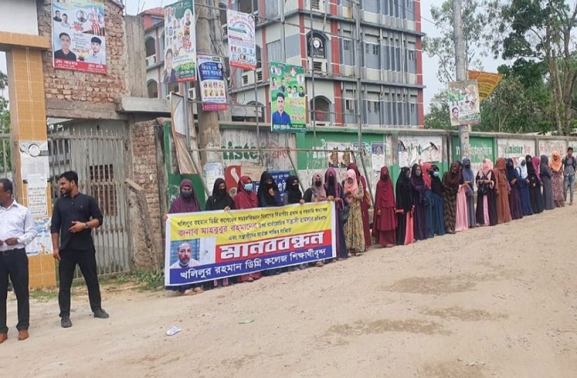 নোয়াখালীতে শিক্ষককে পেটালেন সন্ত্রাসীরা