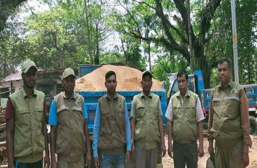 উখিয়ায় পাহাড়ের মাটিসহ ডাম্পার জব্দ