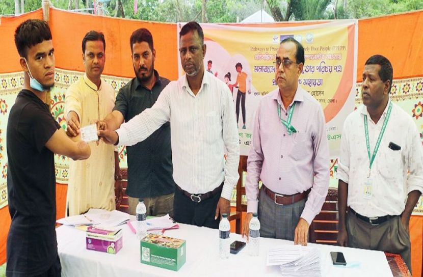 ভোলার ইলিশায় প্রতিবন্ধীদের মাঝে সুবর্ণ কার্ড বিতরণ